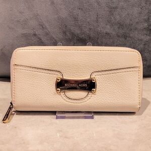 MICHAEL KORS SARATOGA CONTINENTAL ZIP-AROUND LONG WALLET WITH GOLD NAME PLATE